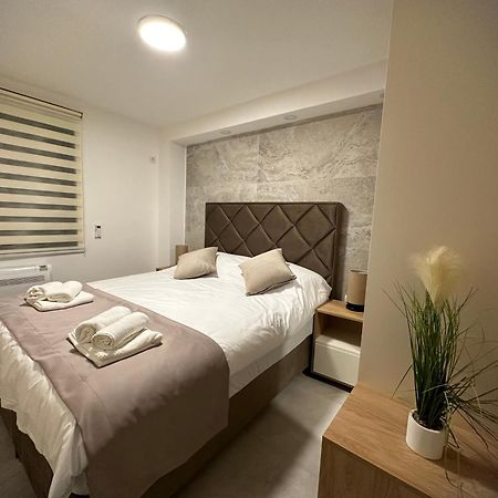 Square Point Apartments โกตอร์ ภายนอก รูปภาพ