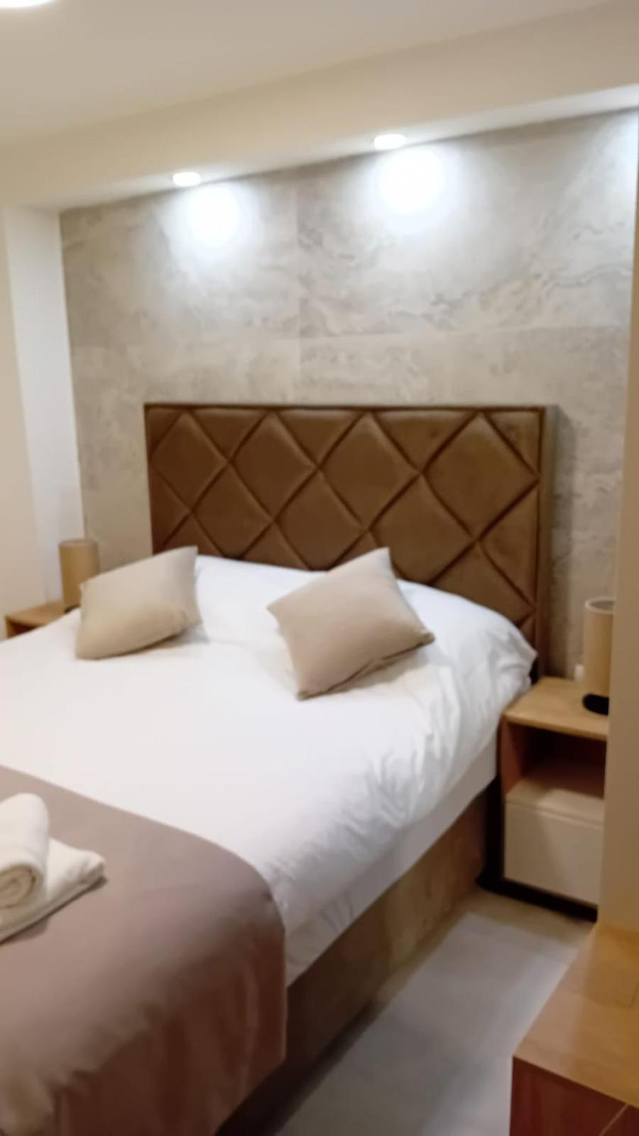 Square Point Apartments โกตอร์ ภายนอก รูปภาพ