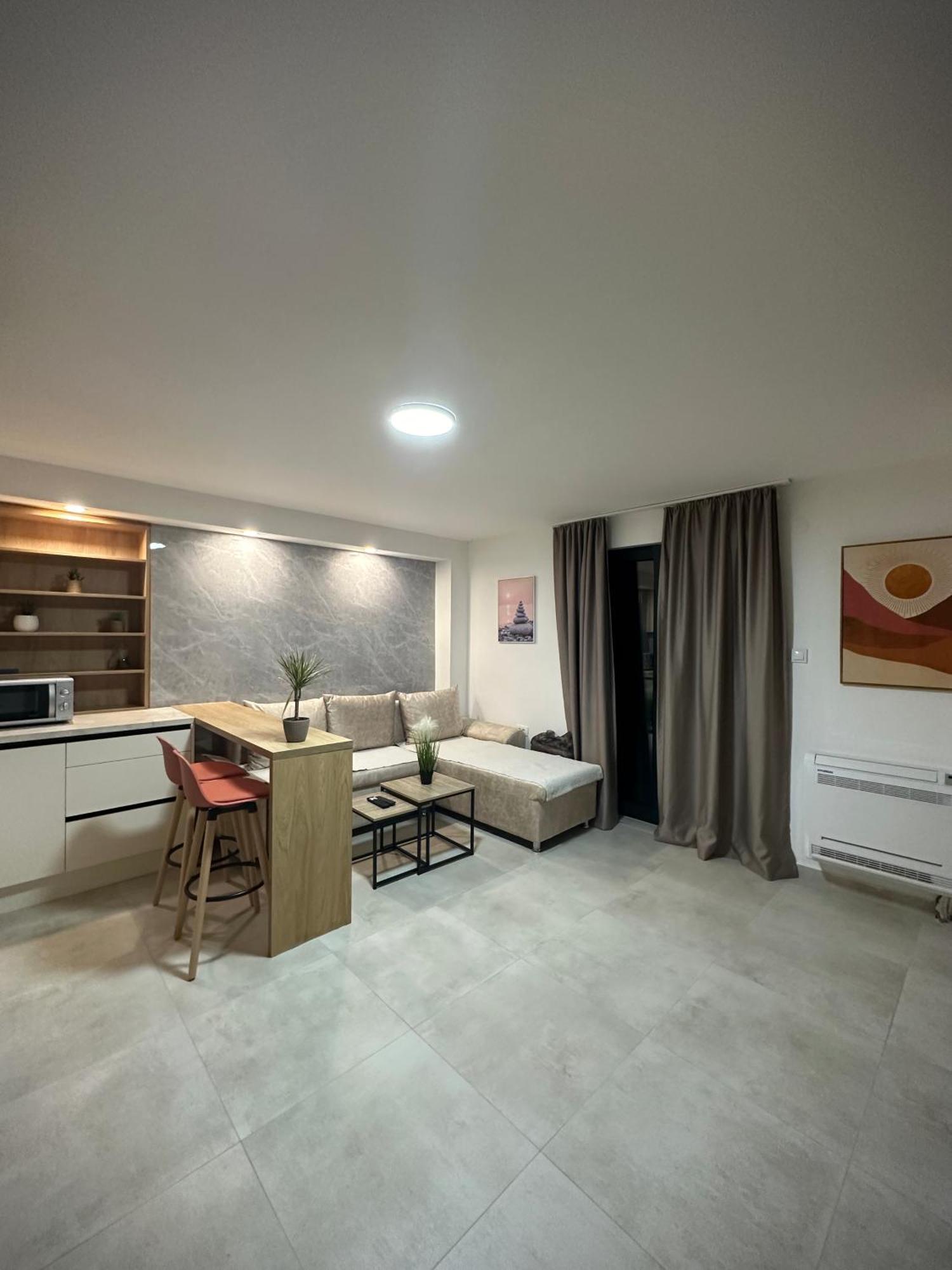 Square Point Apartments โกตอร์ ภายนอก รูปภาพ
