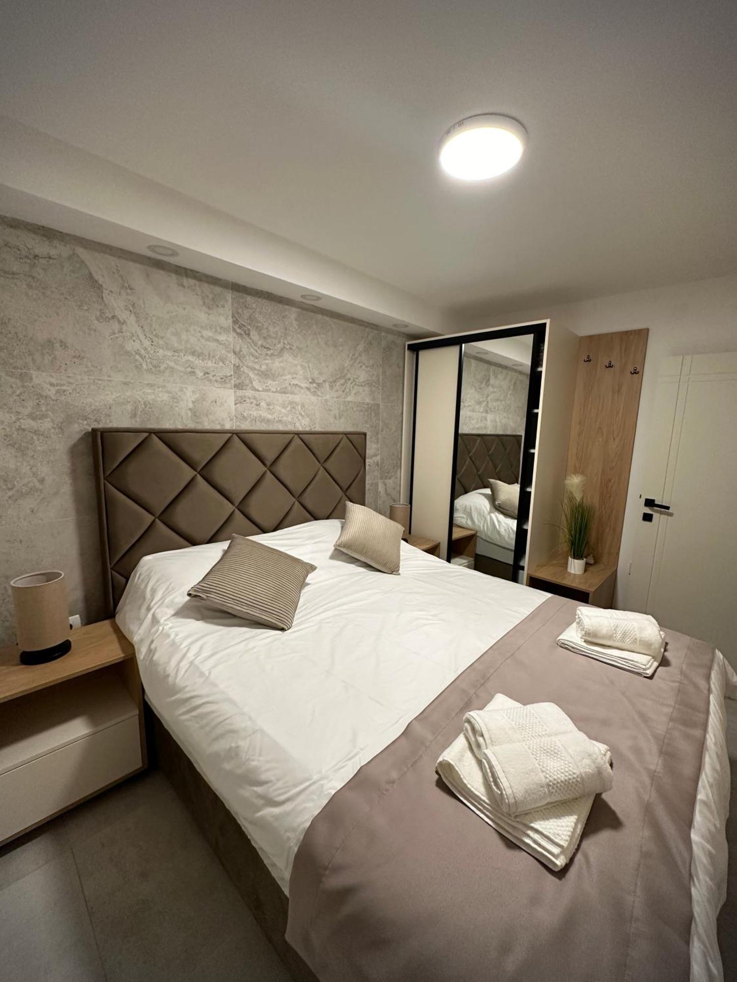 Square Point Apartments โกตอร์ ภายนอก รูปภาพ