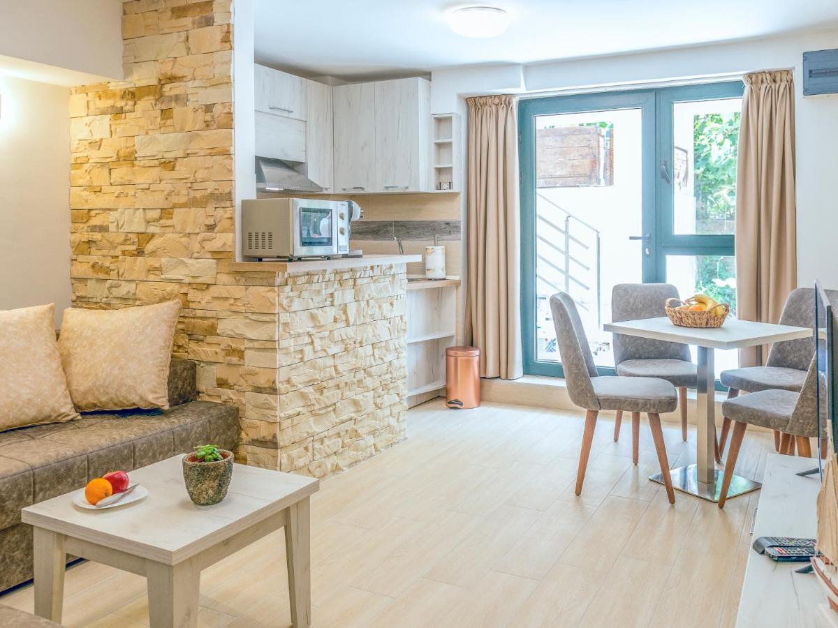 Square Point Apartments โกตอร์ ภายนอก รูปภาพ